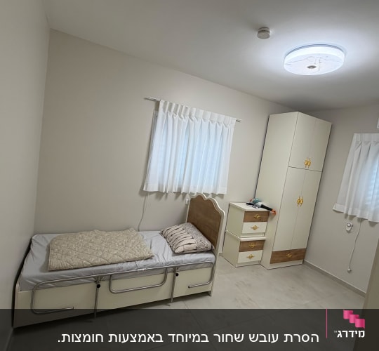 חדר שינה עם מיטה וארון בגדים